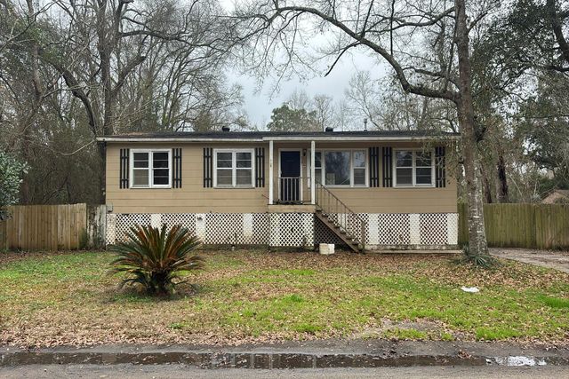 327 Bayou Ave, Saraland, AL 36571