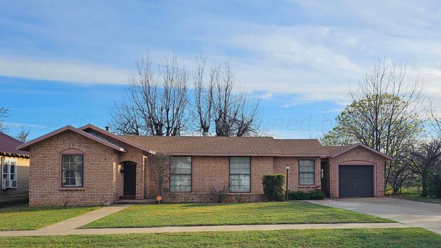 707 Avenue D NW, Childress, TX 79201