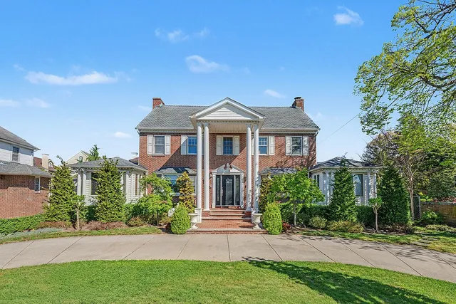 23 Center Dr, Malba, NY 11357