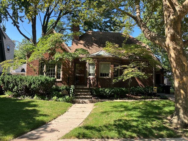 855 Loraine St, Grosse Pointe, MI 48230