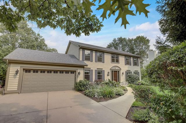 4330 South Sommerset DRIVE, New Berlin, WI 53151