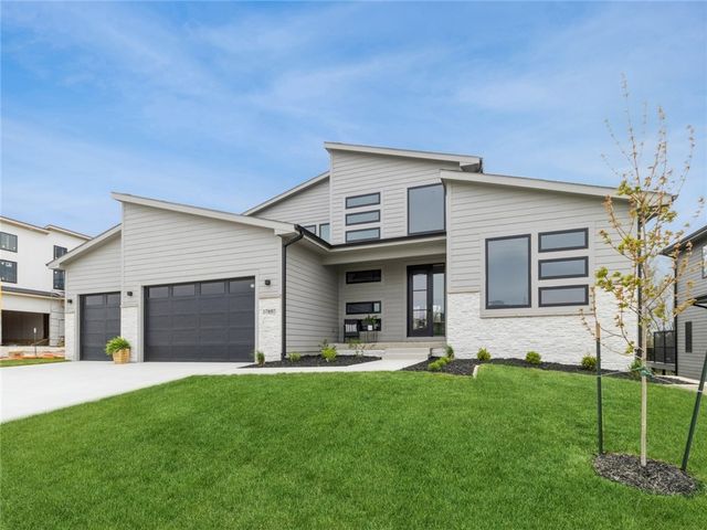 17697 Townsend Dr, Clive, IA 50325