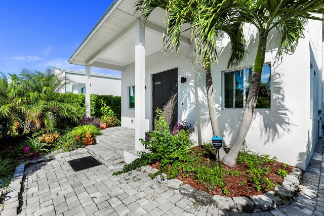 3037 Lunar St, Naples, FL 34112