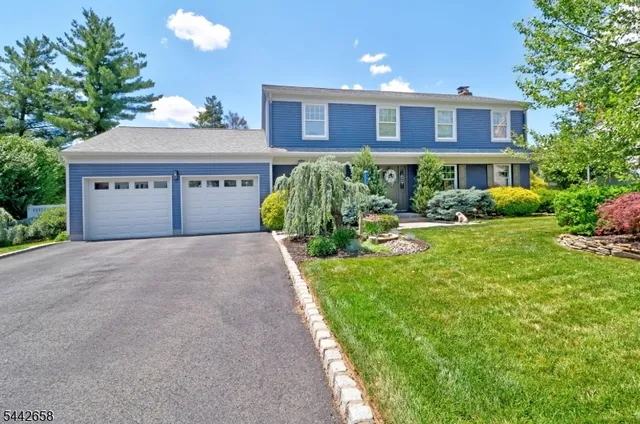 13 Oaklawn Dr, East Hanover, NJ 07936