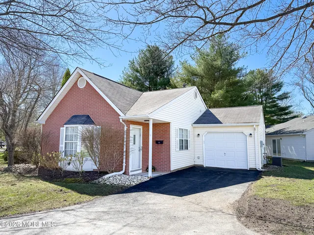 19 Jaffreyton Close, Howell, NJ 07731