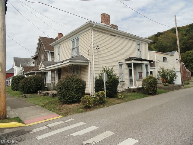 822 2nd Ave, New Cumberland, WV 26047