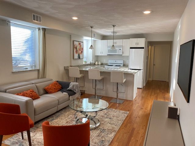 209 Commonwealth Ave #1, Chestnut Hill, MA 02467