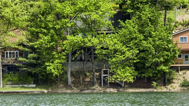 7424 W  Bluff Dr, Keuka Park, NY 14478