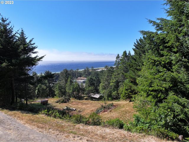 Wallace St #2, Gold Beach, OR 97444