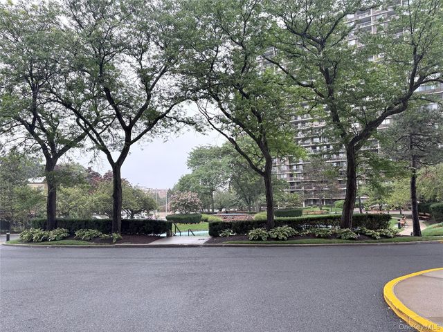 1 Bay Club Dr #18L, Bayside, NY 11360