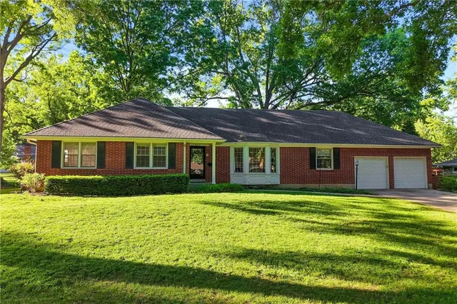 4411 W  97th St, Overland Park, KS 66207