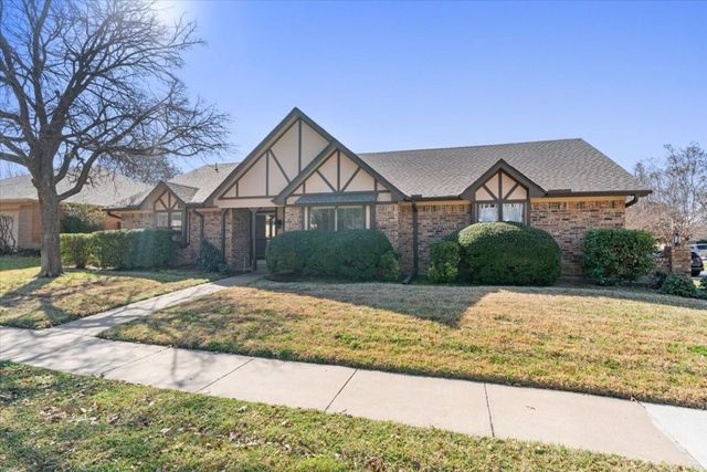 1400 Country Meadows Dr, Bedford, TX 76021