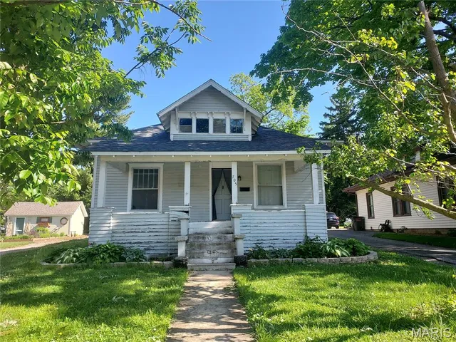 705 E  College Ave, Greenville, IL 62246