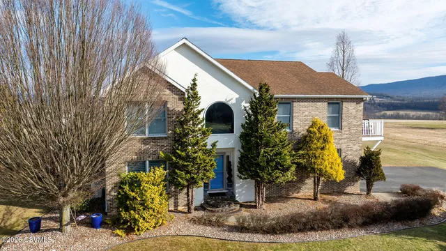 114 Old Field Dr, Bloomsburg, PA 17815