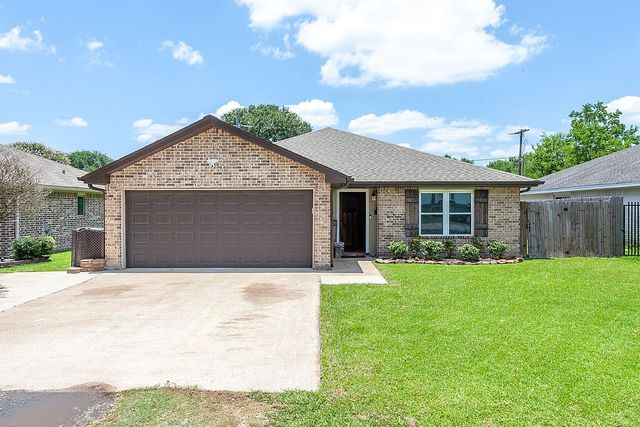 2212 Earle St, Port Neches, TX 77651