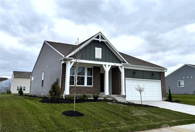 720 Hunters Run Dr, Brookville, OH 45309