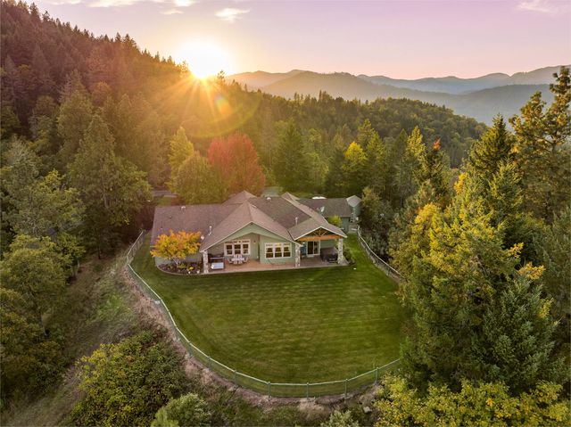 700 Seclusion Loop, Grants Pass, OR 97526