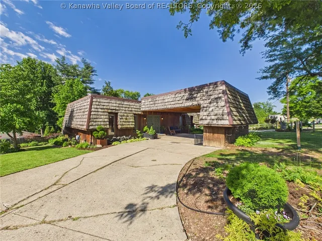 1025 Marina Dr, Hurricane, WV 25526