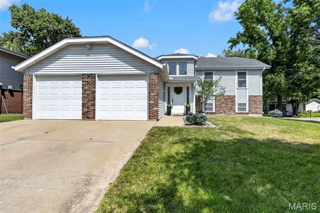 12021 Cedar Lake Ct, Maryland Heights, MO 63043