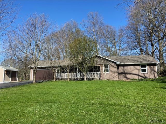 51 Pleasantview Dr, Holland, NY 14052