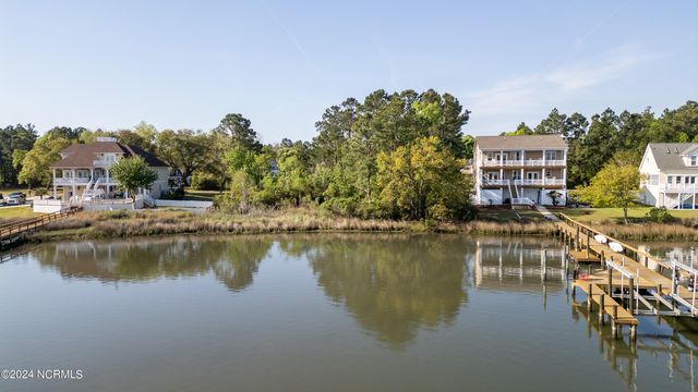 611 Chadwick Shores Drive, Sneads Ferry, NC 28460