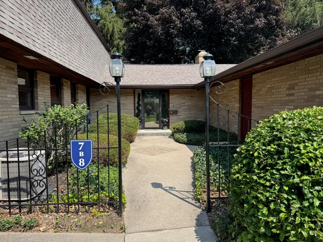 2727 S  Lakeshore Dr #7, Saint Joseph, MI 49085