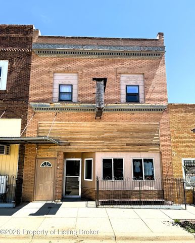 216 S  Main St, Hettinger, ND 58639