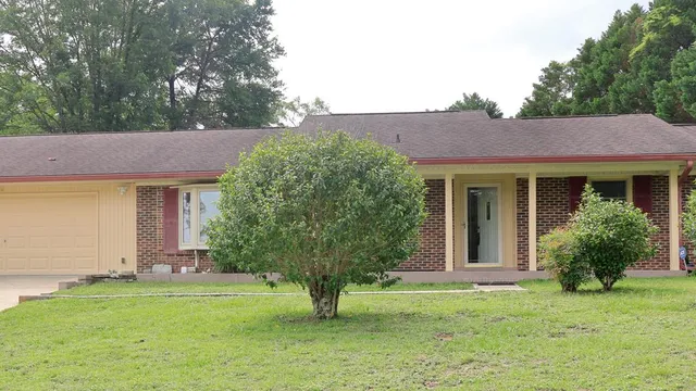 4 Meadow Dr, Daleville, AL 36322