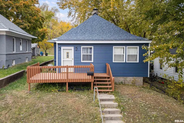 158 5th St, Silvis, IL 61282