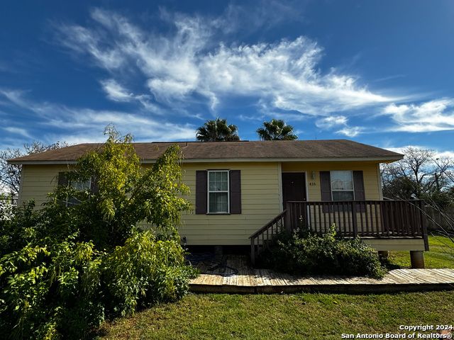 416 S Ash St, Pearsall, TX 78061