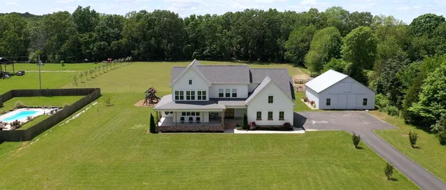 548 Buddy Rd, Burns, TN 37029