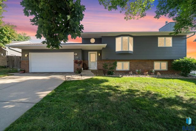 1224 S  Dunham Cir, Sioux Falls, SD 57106