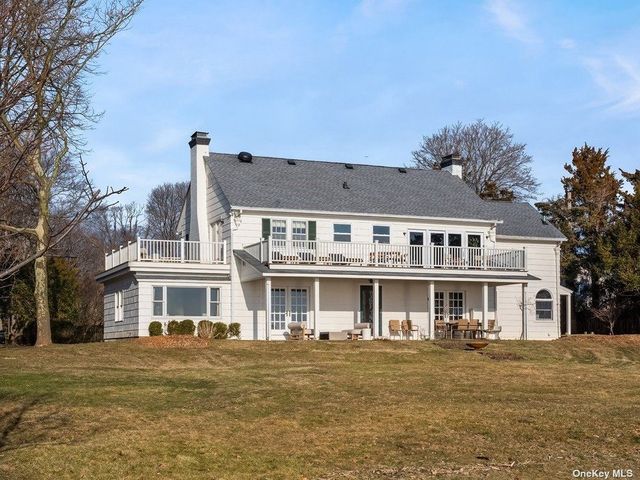 5 Thorn Hedge Rd, Bellport, NY 11713