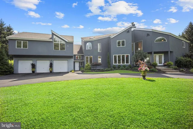 215 E  Dark Hollow Rd, Pipersville, PA 18947
