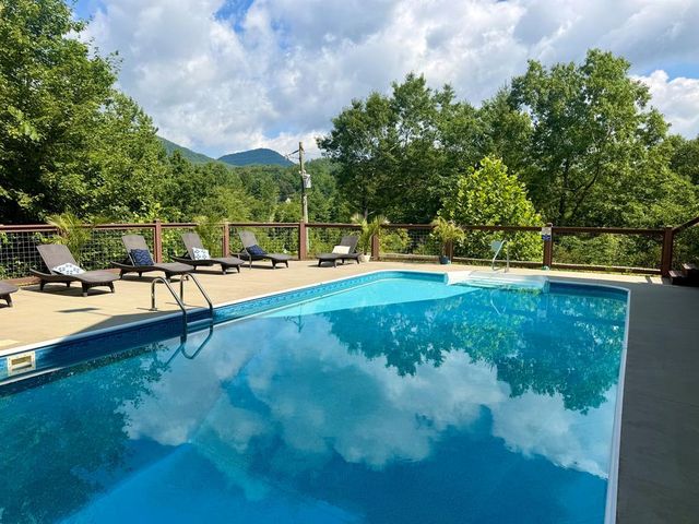 180 Younce Creek Rd, Franklin, NC 28734