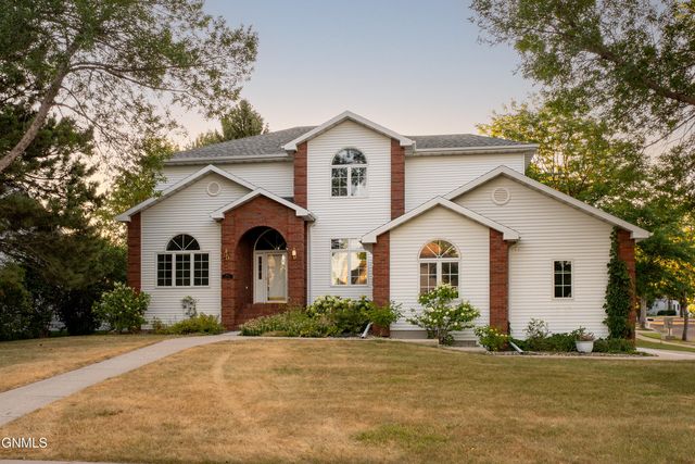 2805 Domino Dr, Bismarck, ND 58503