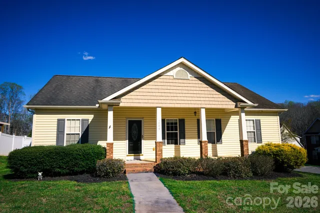 1009 Preston Dr, Lowell, NC 28098