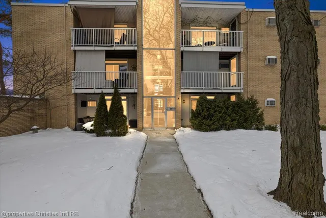 4921 Crooks Rd #N3, Royal Oak, MI 48073