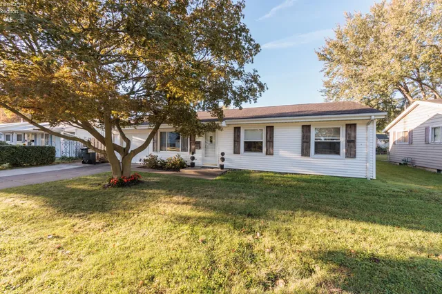 2912 Sunset Ln, Sandusky, OH 44870