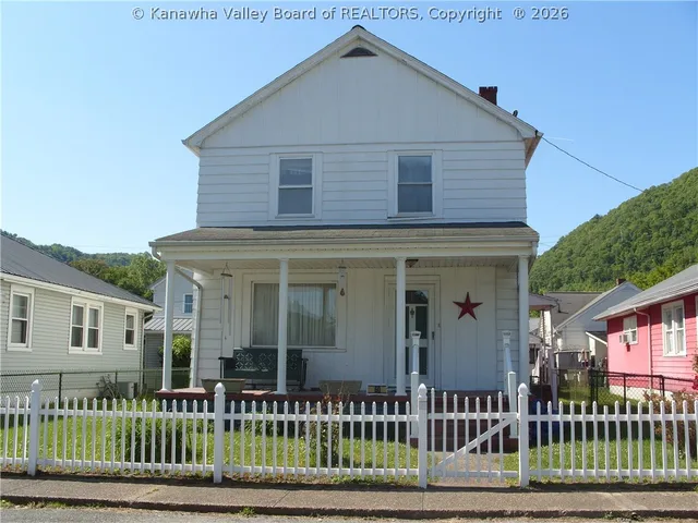 60 C St, Montgomery, WV 25136