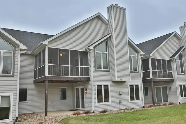 2212 Bos Landen Dr #2, Pella, IA 50219