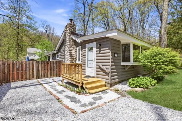 5 Sanoset Rd, Highland Lakes, NJ 07422