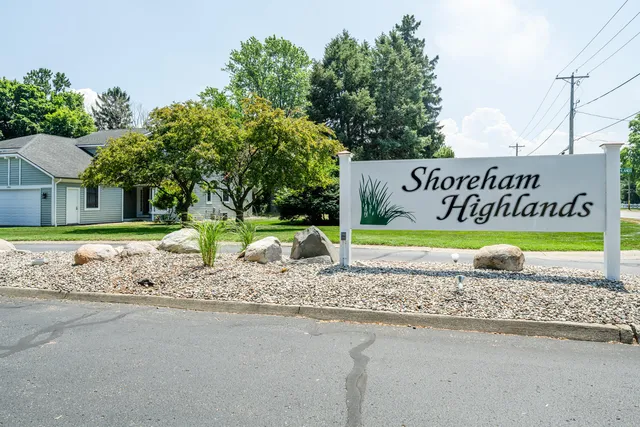 2460 Shoreham Highlands St, Saint Joseph, MI 49085
