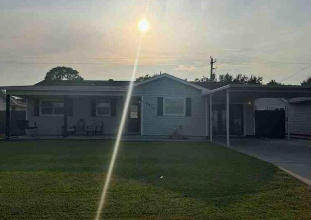 2414 Hampton Ln, Port Neches, TX 77651