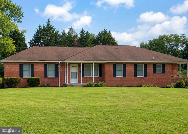 108 Cherry Hill Farm Dr, Kearneysville, WV 25430