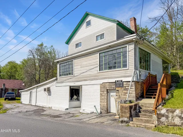 1122 Deveaux St, Elmora, PA 15737