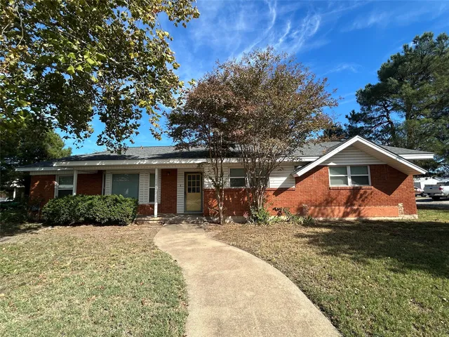 1608 Fisher St, Goldthwaite, TX 76844