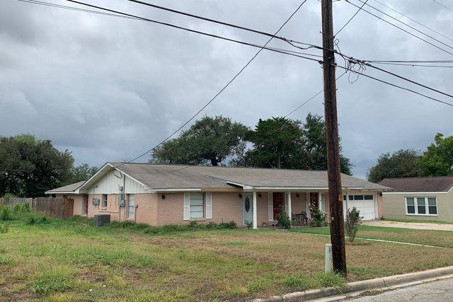 1102 E  Bowie St, Beeville, TX 78102