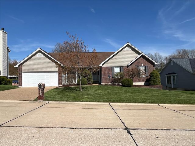 850 Emerald Place Dr, Saint Charles, MO 63304