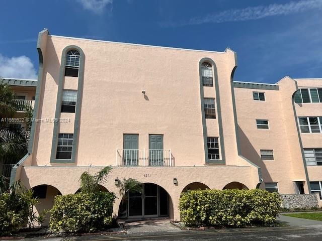 4211 NW 41st St #407, Fort Lauderdale, FL 33319